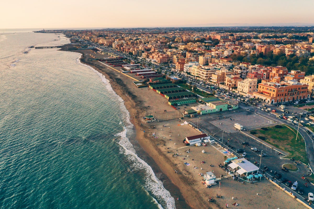 Veduta aerea della spiaggia di Rimini Esplode la voglia d'estate: stabilimenti sold out, ma a prezzi bollenti