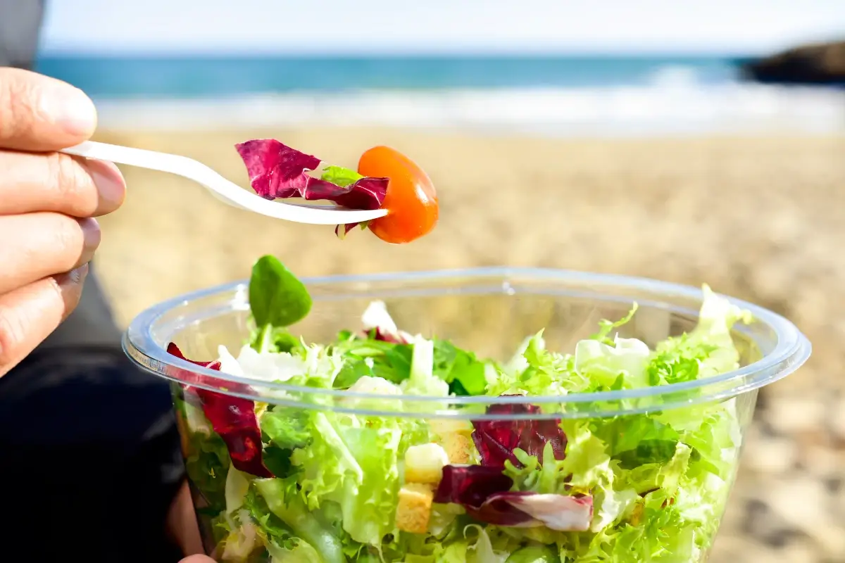 Caro prezzi, gli italiani sulle spiagge tornano al pranzo al sacco: ecco i menu pi&ugrave; gettonati