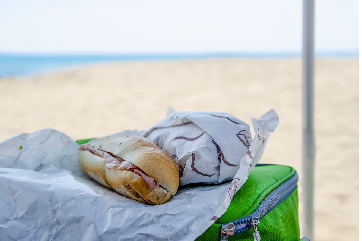 Caro prezzi, gli italiani sulle spiagge tornano al pranzo al sacco: ecco i menu più gettonati