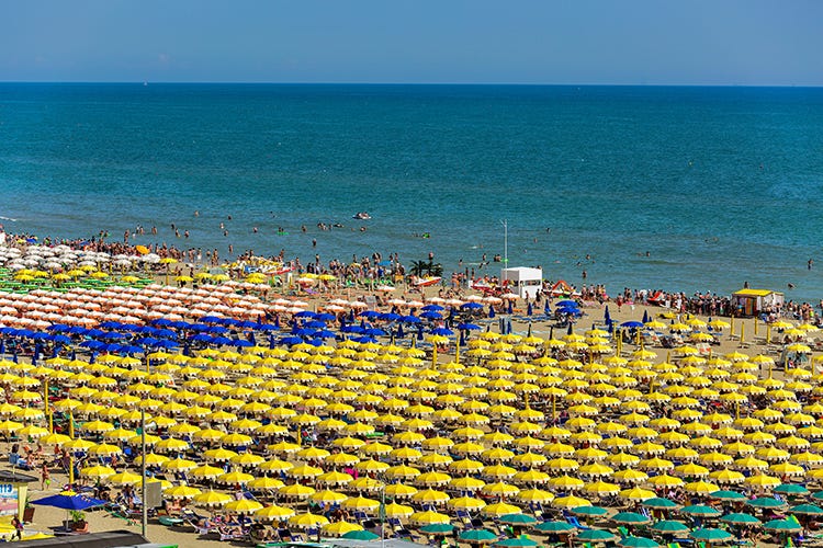 Spiagge romagnole, via ai balli - Emilia Romagna, si balla in spiaggia Roma chiude le piazze della movida