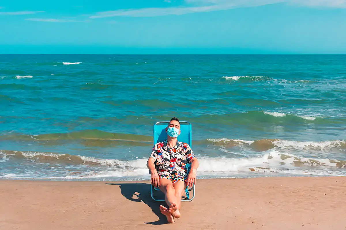 In spiaggia con o senza mascherina? Negli stabilimenti balneari valgono le regole dello scorso anno Green pass e regole sui viaggi, l'estate 2021 parte ancora lenta