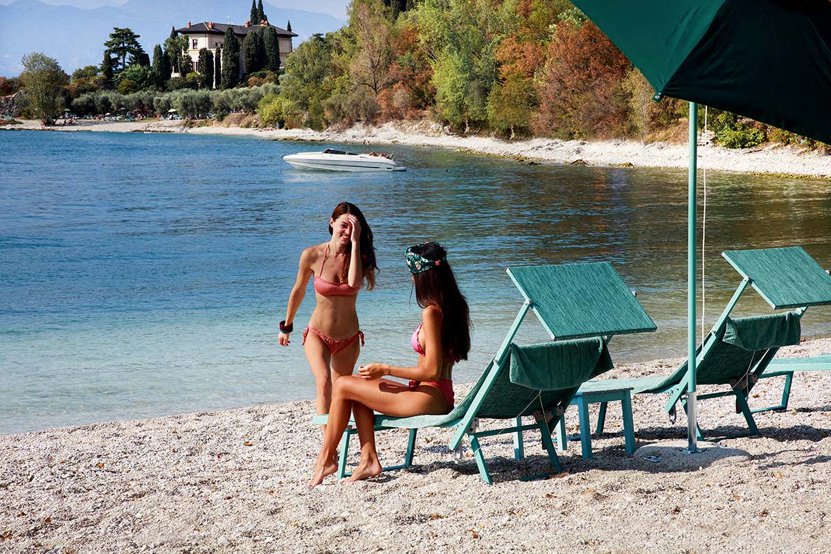 Due ospiti si godono la tranquillità e l'acqua cristallina della celebre Baia delle Sirene