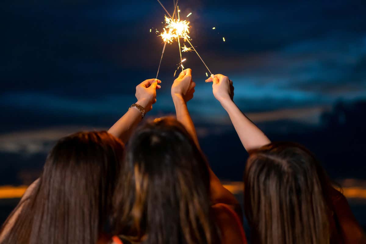 Addio discoteca: il nuovo trend dei giovani per l'estate è la festa in spiaggia