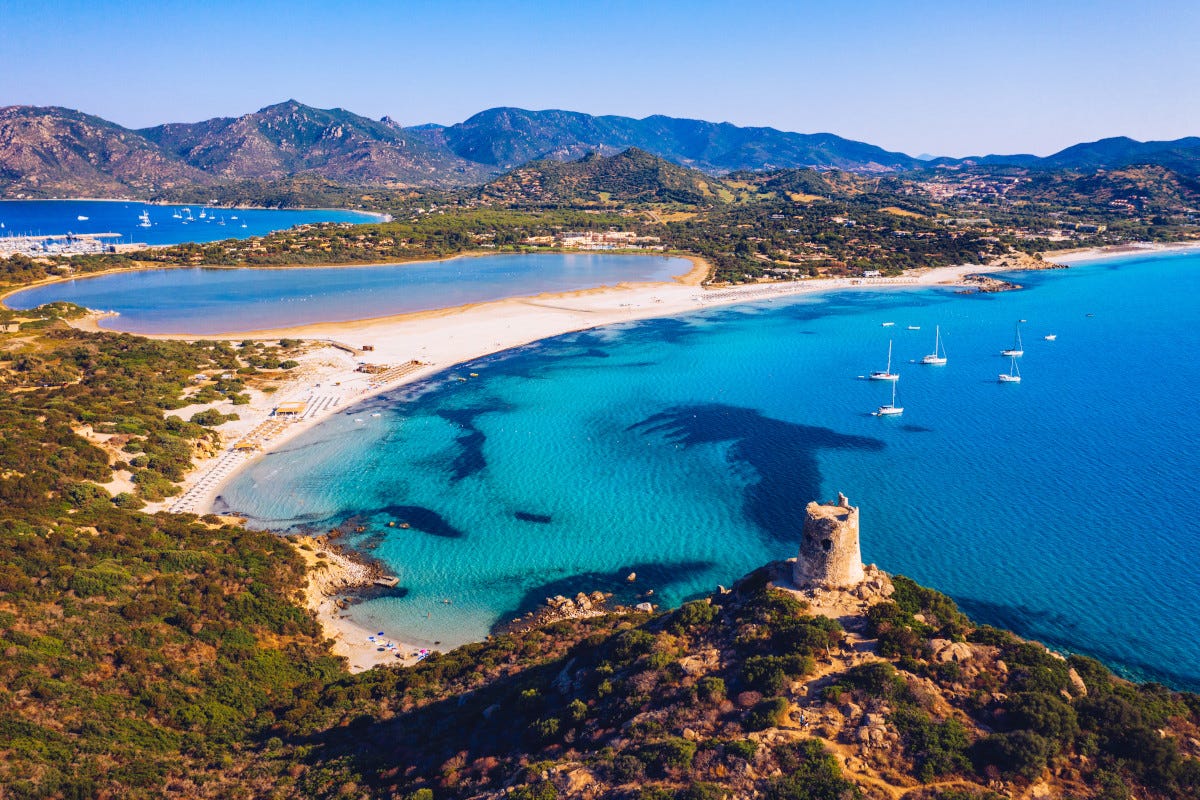 Le cinque spiagge da visitare se viaggi in Sardegna quest'estate