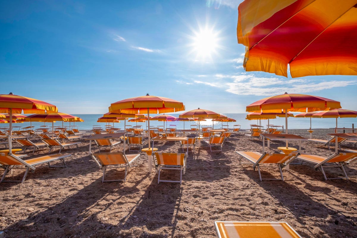 La spiaggia privata dell'Holiday Family Village di Porto Sant'Elpidio Quattro hotel in Italia per vacanze con la famiglia senza spendere troppo
