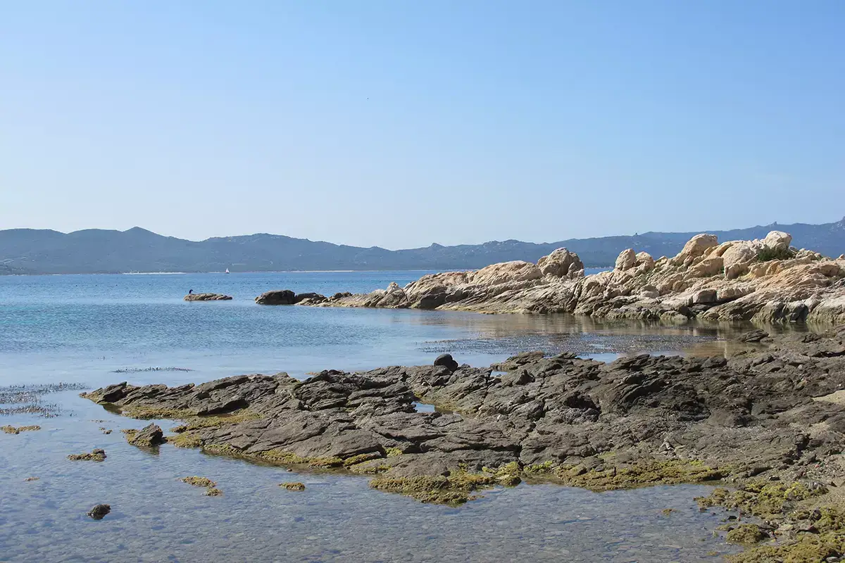 La spiaggia dei Sassi Sul&igrave;a House, in Gallura il pi&ugrave; piccolo Hilton del mondo