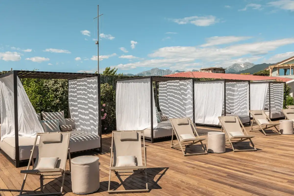 Panama Restaurant Beach Versilia e Borsalino Da Dior a Etro e Missoni, il fashion griffa e &ldquo;profuma&rdquo; i beach club