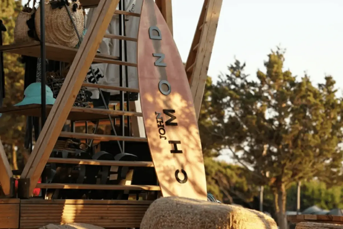 il Pop up store di John Richmond al 7Pines resort in Sardegna Da Dior a Etro e Missoni, il fashion griffa e &ldquo;profuma&rdquo; i beach club