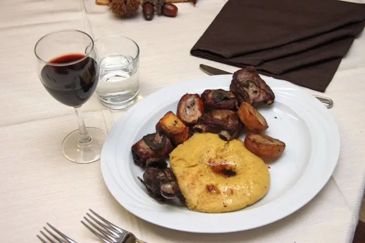 Lo spiedo bresciano con polenta. Foto: www.ilverospiedo.it 