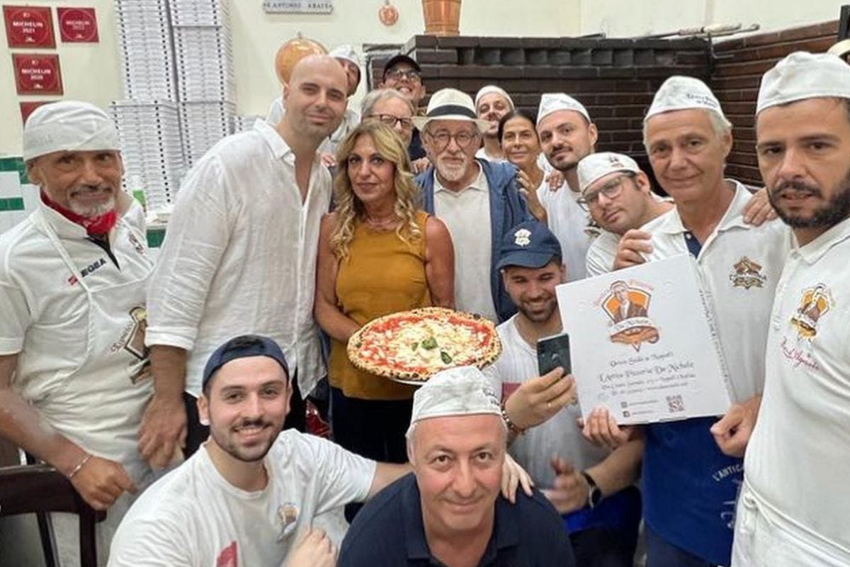 Steven Spielberg in visita a Napoli mangia la pizza nello storico Da Michele