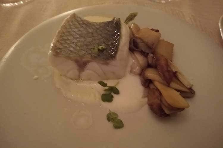 Trancio di spigola confit con funghi porcini e salsa di provola di Tramonti Al Belvedere dell'Hotel Caruso lo chef Di Raffaele fa incontrare terra e mare nei piatti