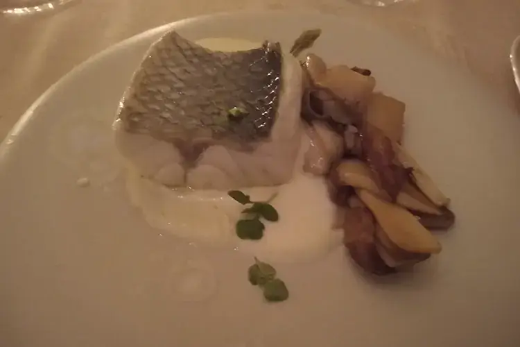 Trancio di spigola confit con funghi porcini e salsa di provola di Tramonti Al Belvedere dell'Hotel Caruso lo chef Di Raffaele fa incontrare terra e mare nei piatti