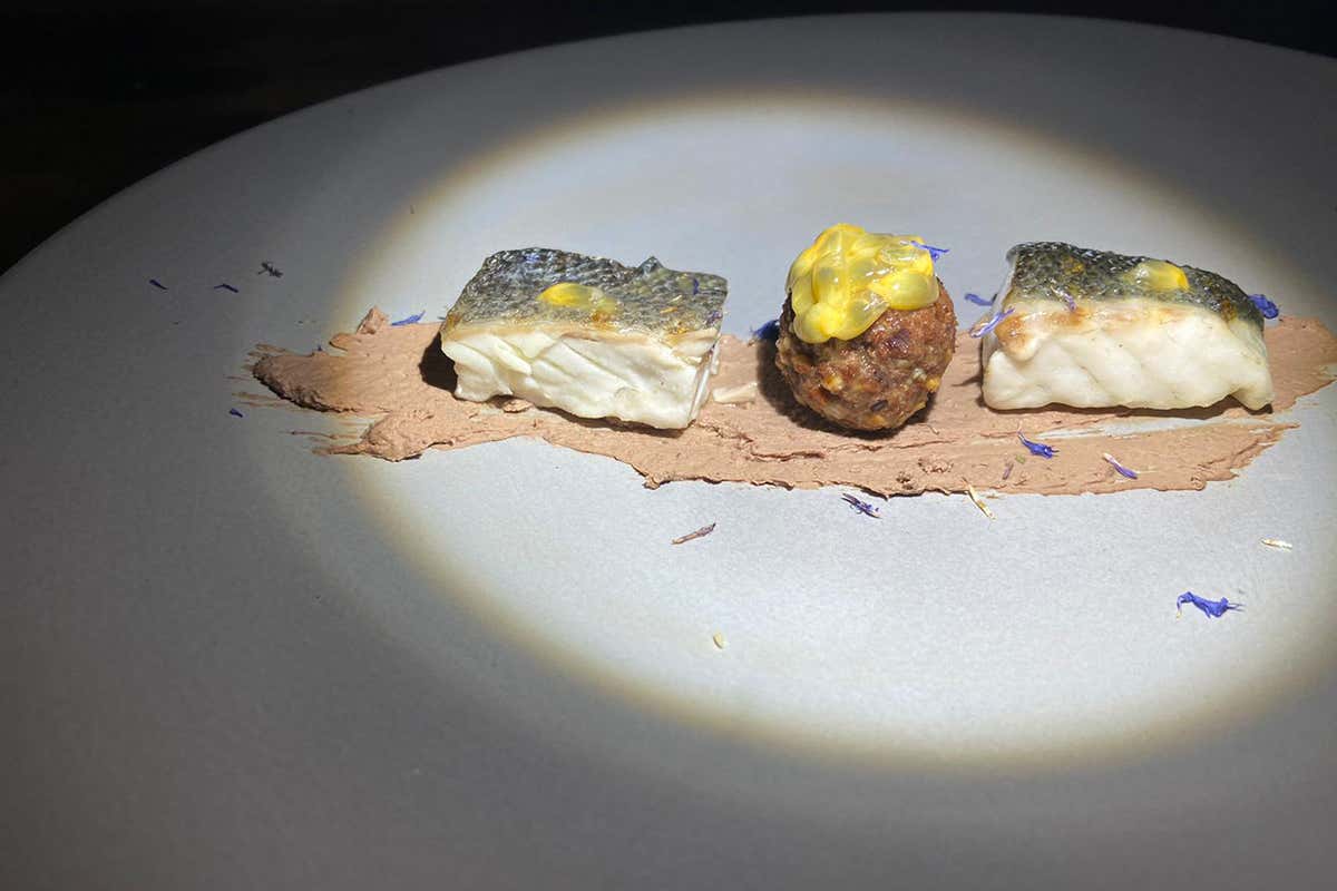 Filetto di spigola, rocher di fegatini e frutto della passione La cucina romana con quel tocco in più a Le Tamerici