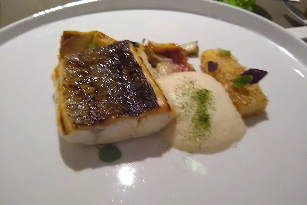 Spigola di mare al forno con carciofi al limone La Costiera Amalfitana nel piatto al Grand Hotel Convento