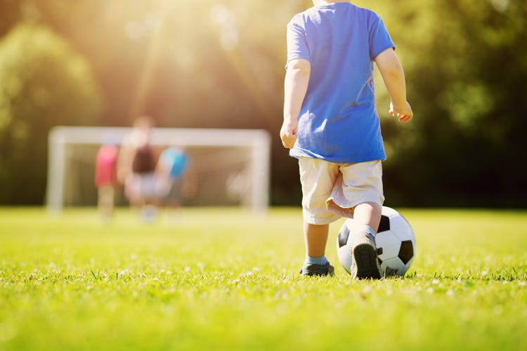 (Sport consigliato durante l’adolescenzaNe beneficia lo sviluppo dell’individuo)