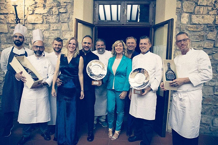 I vincitori con gli chef stellati e Roberta Bianchi con Paolo Pizziol di Villa Franciacorta (Sparkling Menu stellare Serata finale con Bartolini e Elli)