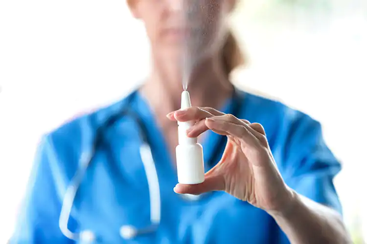 Al via i primi test sull'uomo per uno spray nasale anti Covid Spray nasale anti Covid: pronti per i test a Genova