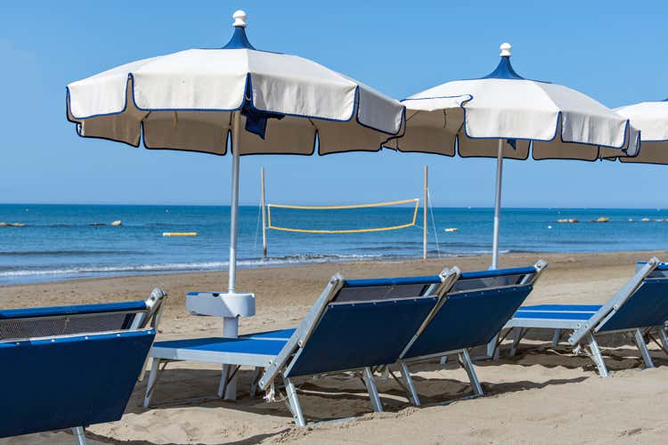 Napoli è la provincia con più stabilimenti balneari in Italia (Imprese balneari in crescita:   2,4% Ora in Italia sono più di 8mila)