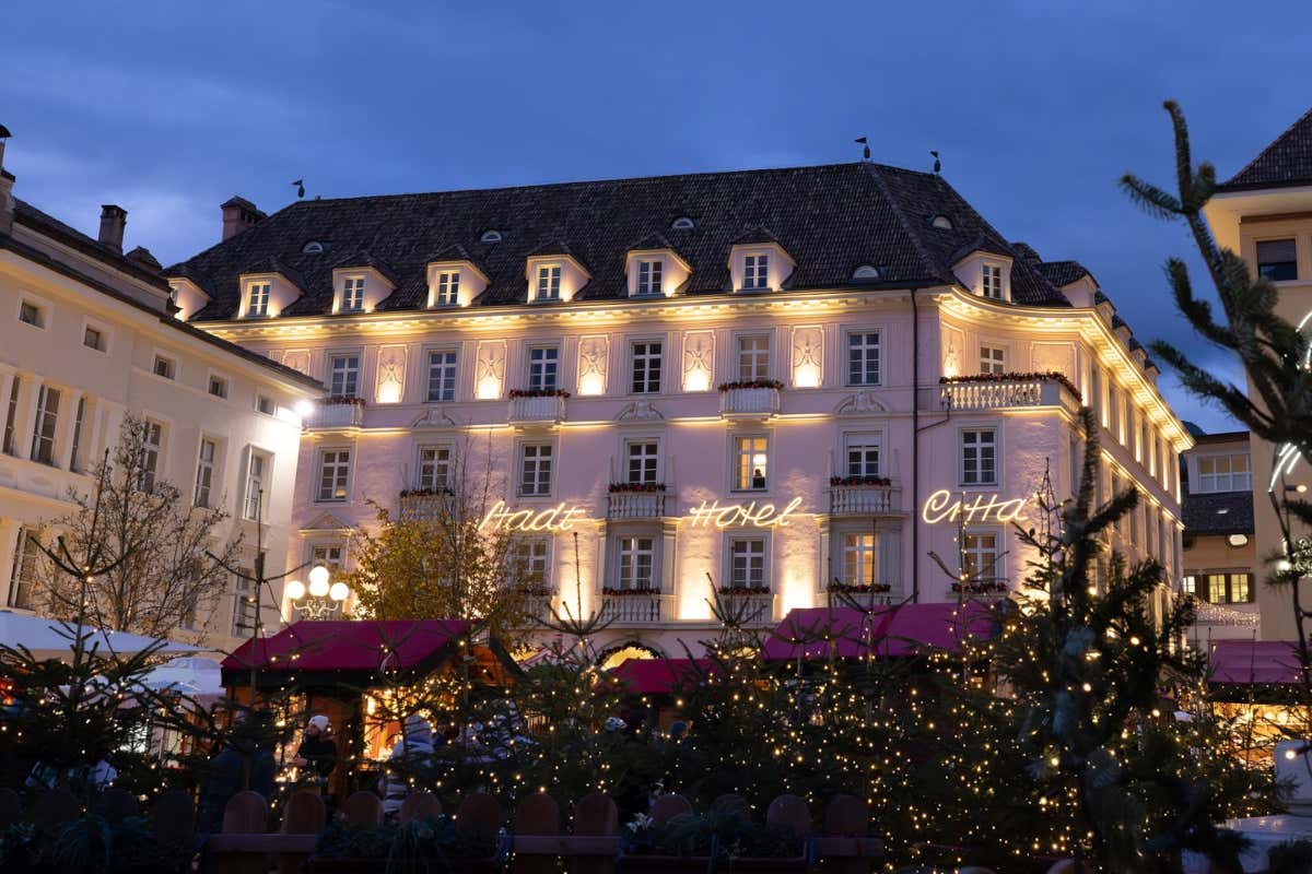 Una suggestiva vista esterna dello Stadt Hotel Città, nel cuore di Bolzano