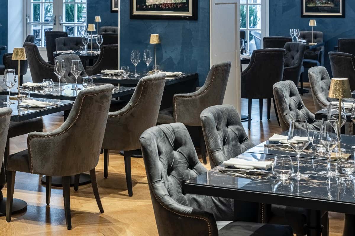 Un dettaglio della sala da pranzo, da 180 coperti, del Cafè e Bistrot Al Città all'interno dello Stadt Hotel