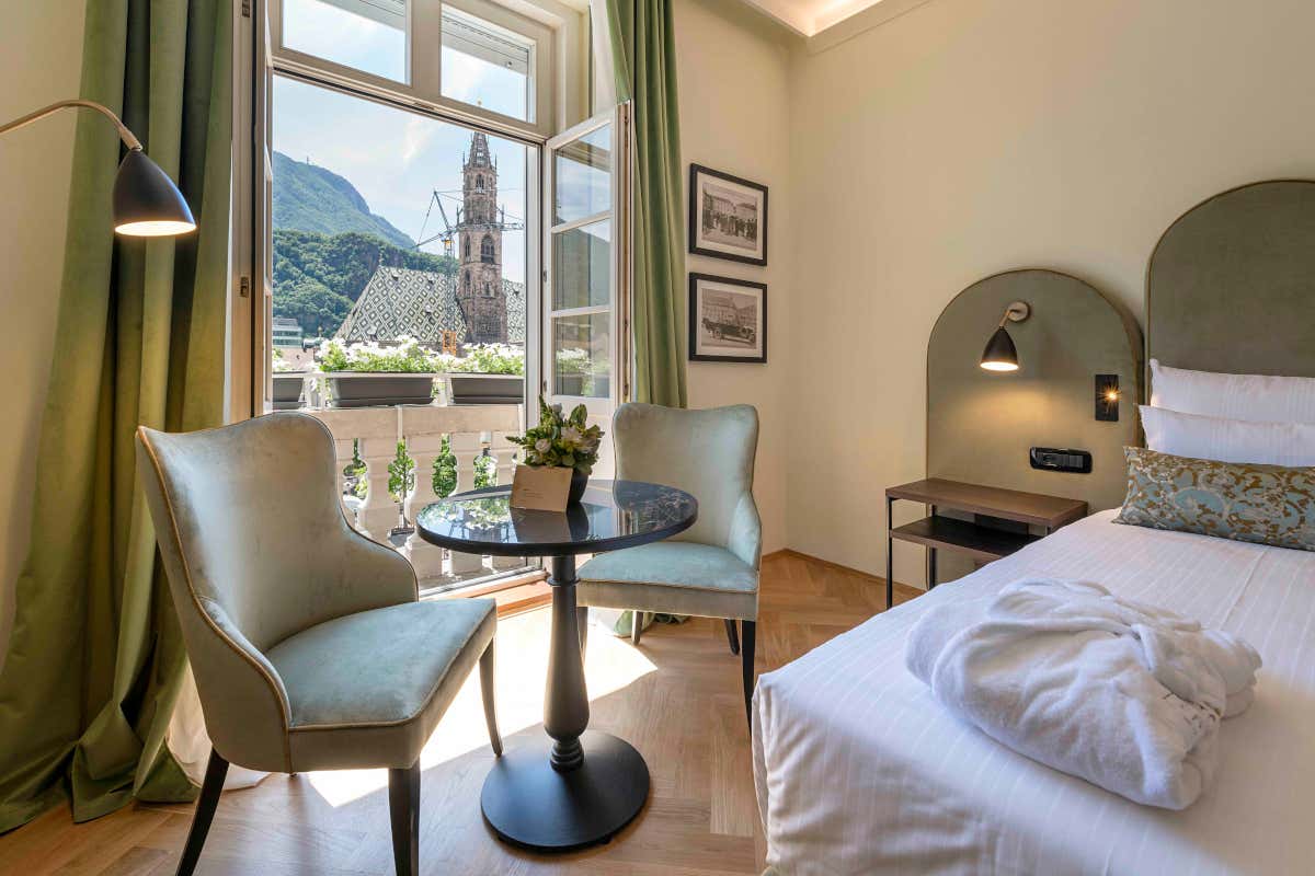 La vista sul Duomo di Bolzano da una stanza dello Stadt Hotel Città
