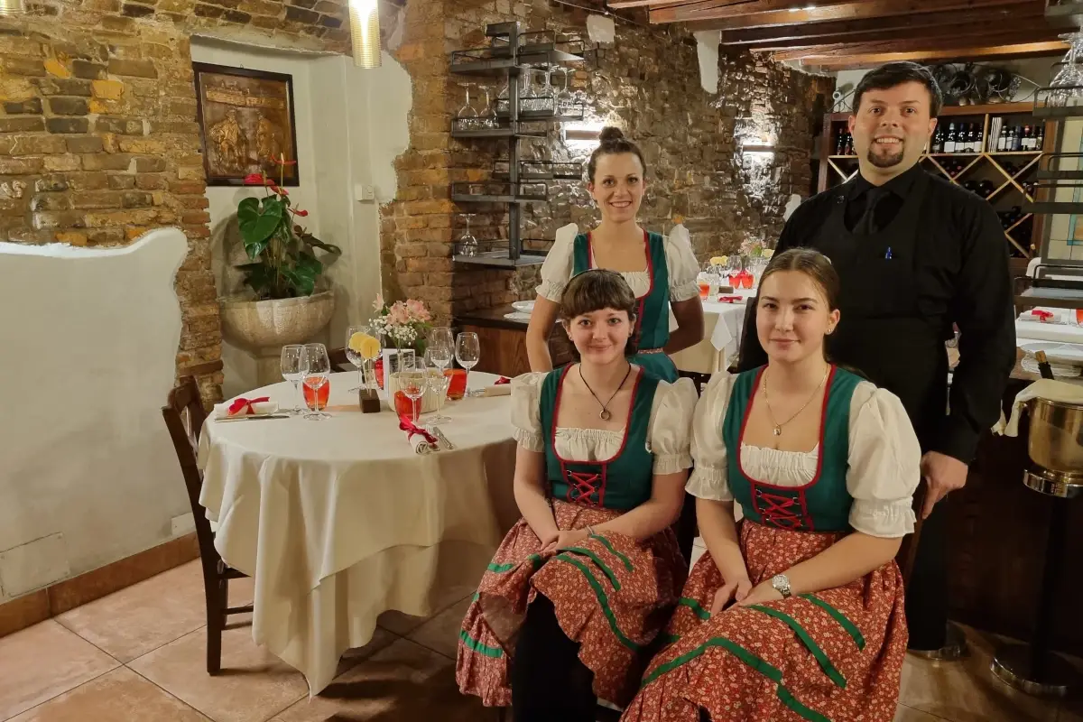Lo staff del ristorante&nbsp; A &ldquo;Ol Giop&igrave; e la Marg&igrave;&rdquo; la cucina bergamasca mostra il suo volto pi&ugrave; autentico