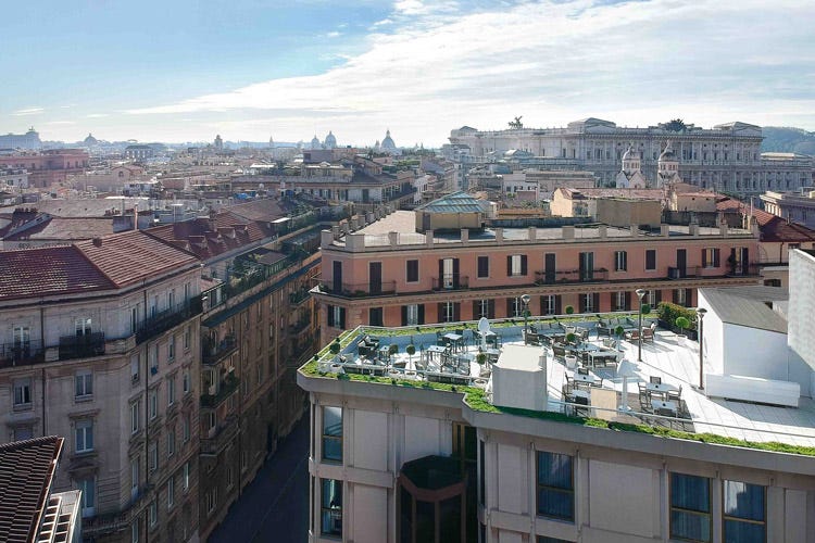 Una veduta del Roof 7 Terrace (Longitude 12 e Roof 7 TerraceI menu di Orsini per l'estate)