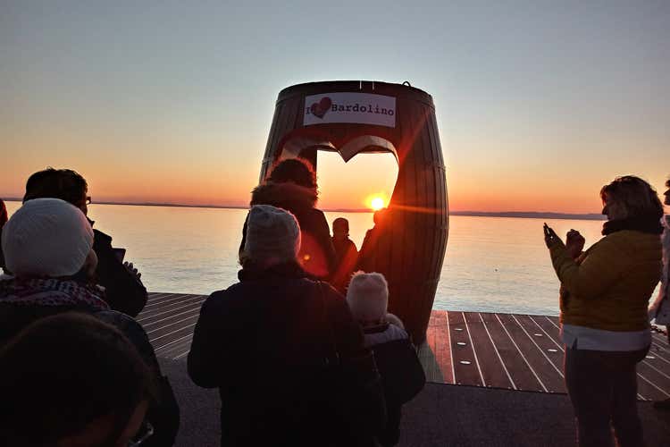 Tramonto sul Lago di Garda (La stagione lunga di Bardolino Eventi e attrazioni fino all&rsquo;Epifania)