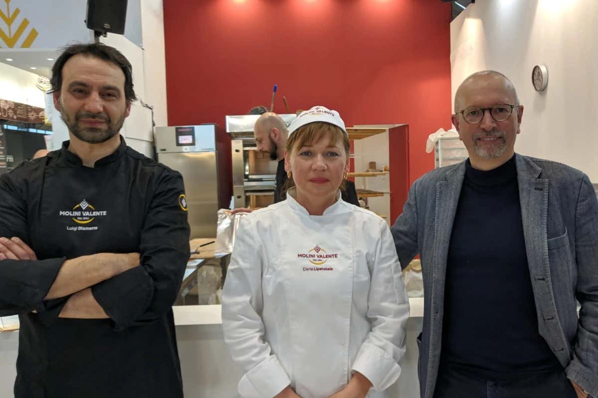Da sinistra Luigi Stamerra, Elena Lipetskaia e Andrea Valente Molini Valente, salubrità e gusto nelle farine Da sinistra Luigi Stamerra, Elena Lipetskaia e Andrea Valente Molini Valente, salubrità e gusto nelle farine