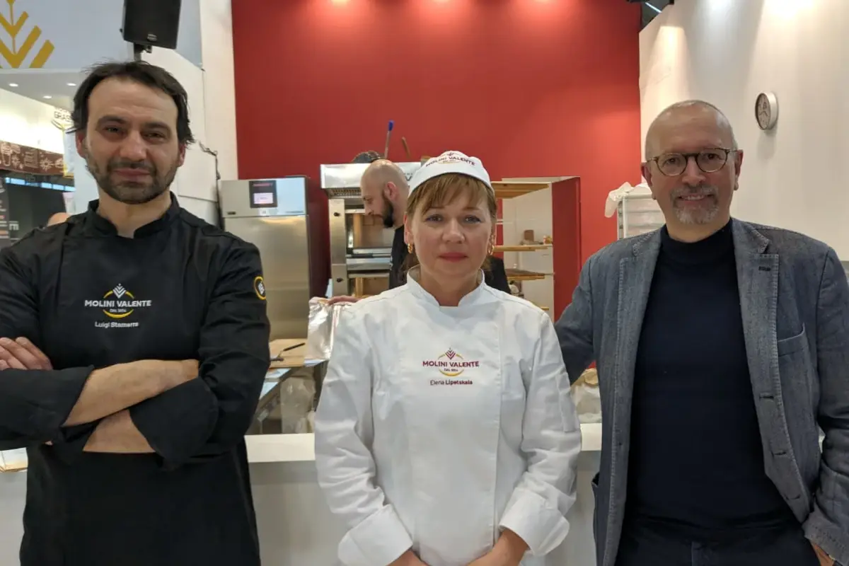 Da sinistra Luigi Stamerra, Elena Lipetskaia e Andrea Valente Molini Valente, salubrit&agrave; e gusto nelle farine