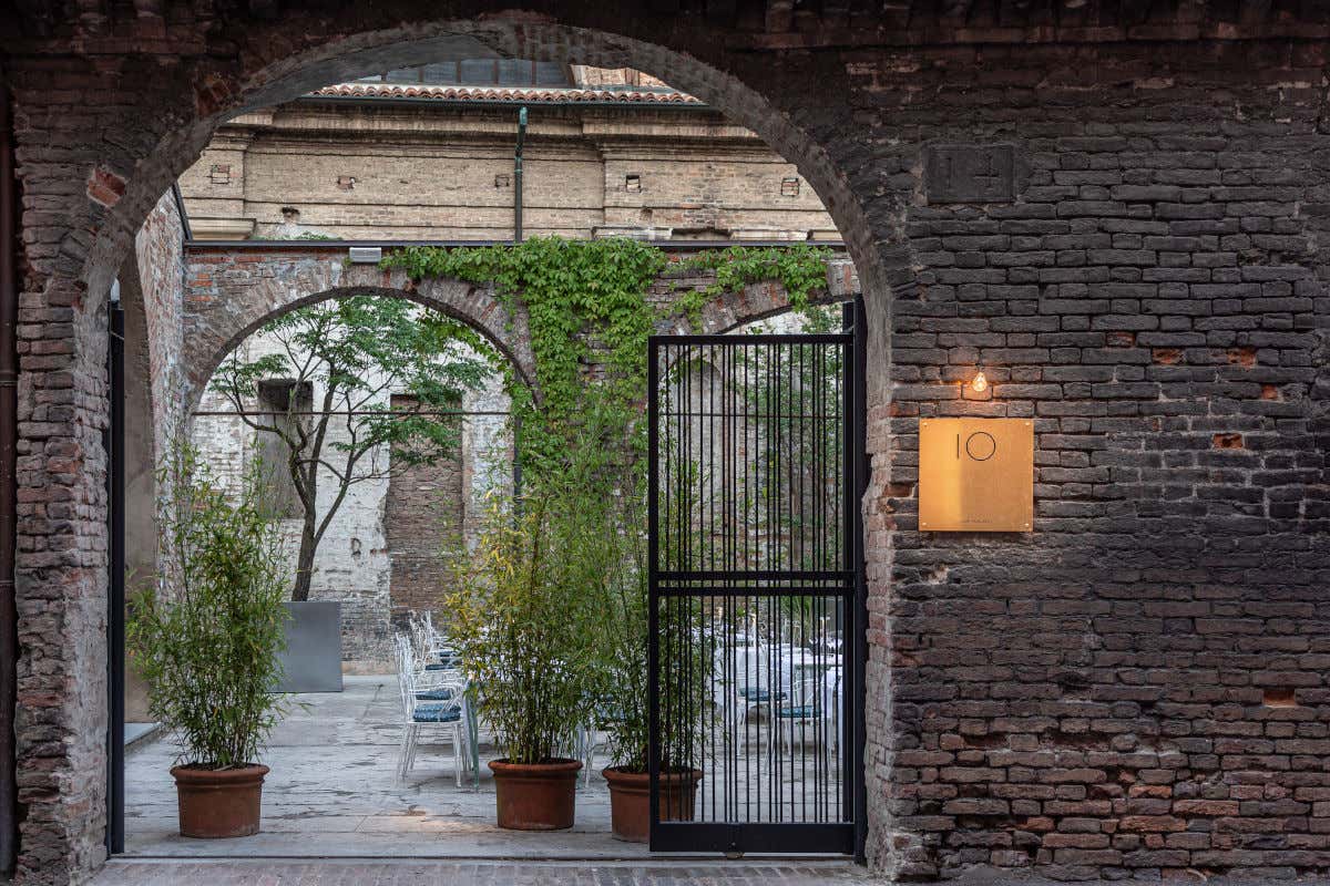 Il ristorante IO Luigi Taglienti a Piacenza Standards 10 salse iconiche interpretate da Luigi Taglienti