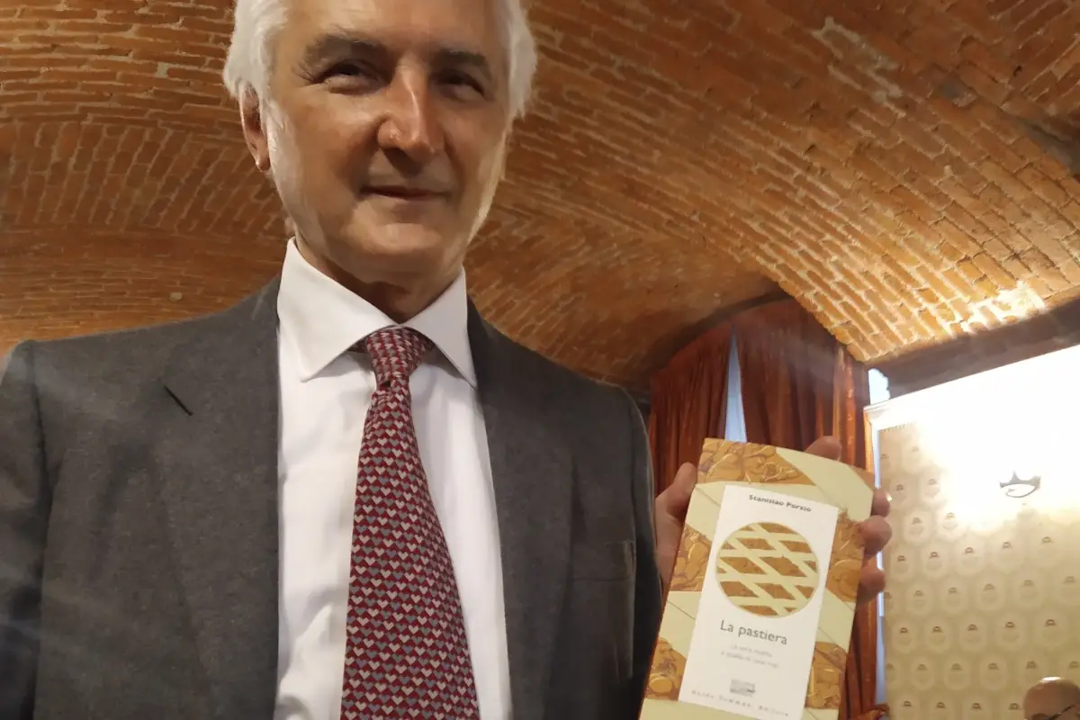 Stanislao Porzio con il suo libro Tutti i segreti della Pastiera in un libro di Stanislao Porzio