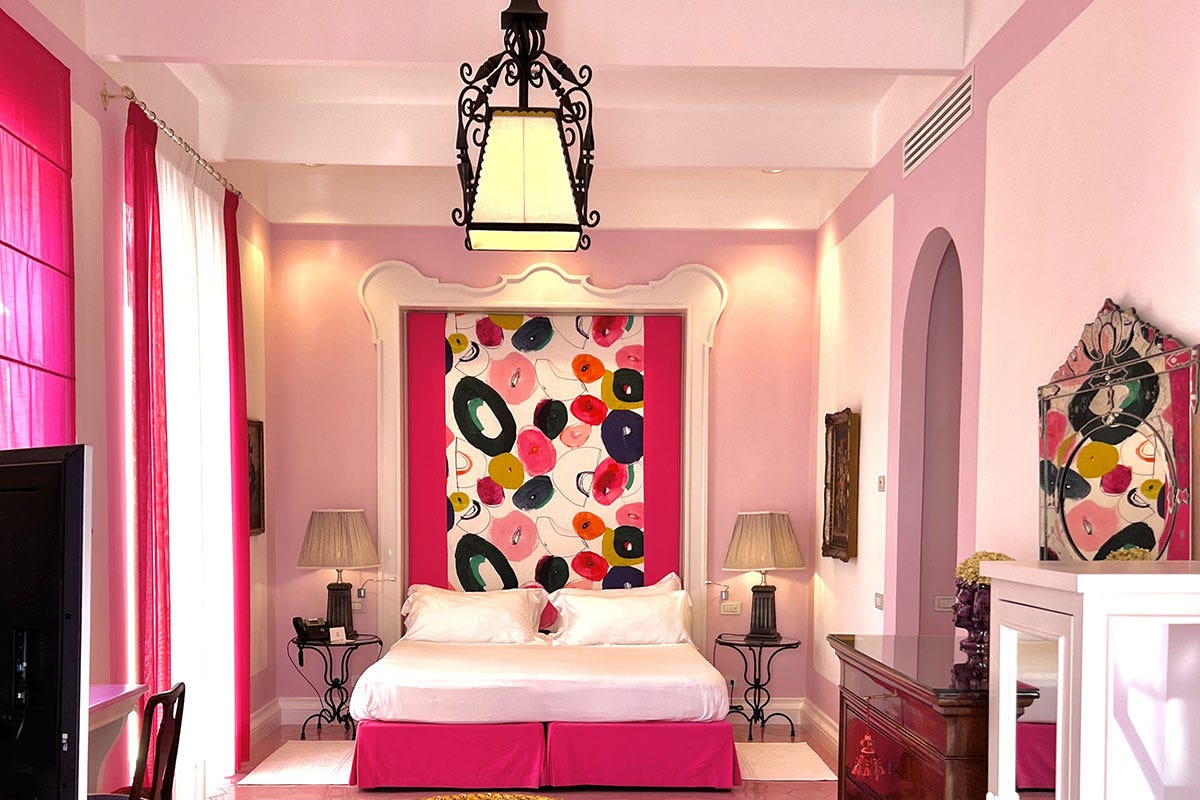 Una delle colorate stanze Affare secolare di famiglia: lunga vita al Don Alfonso 1890
