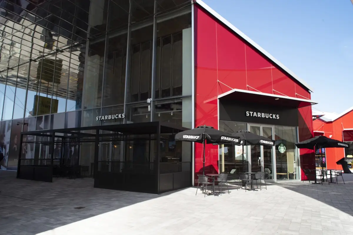 Il nuovo Starbucks a Scalo Milano Un nuovo Starbucks ha aperto a Scalo Milano Outlet