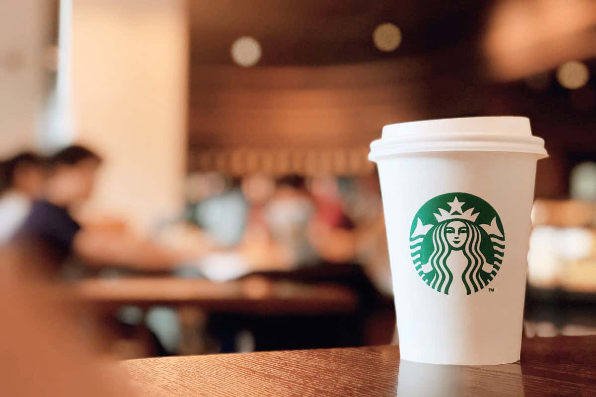 Starbucks riflette sulla sostenibilità dei suoi iconici bicchieri