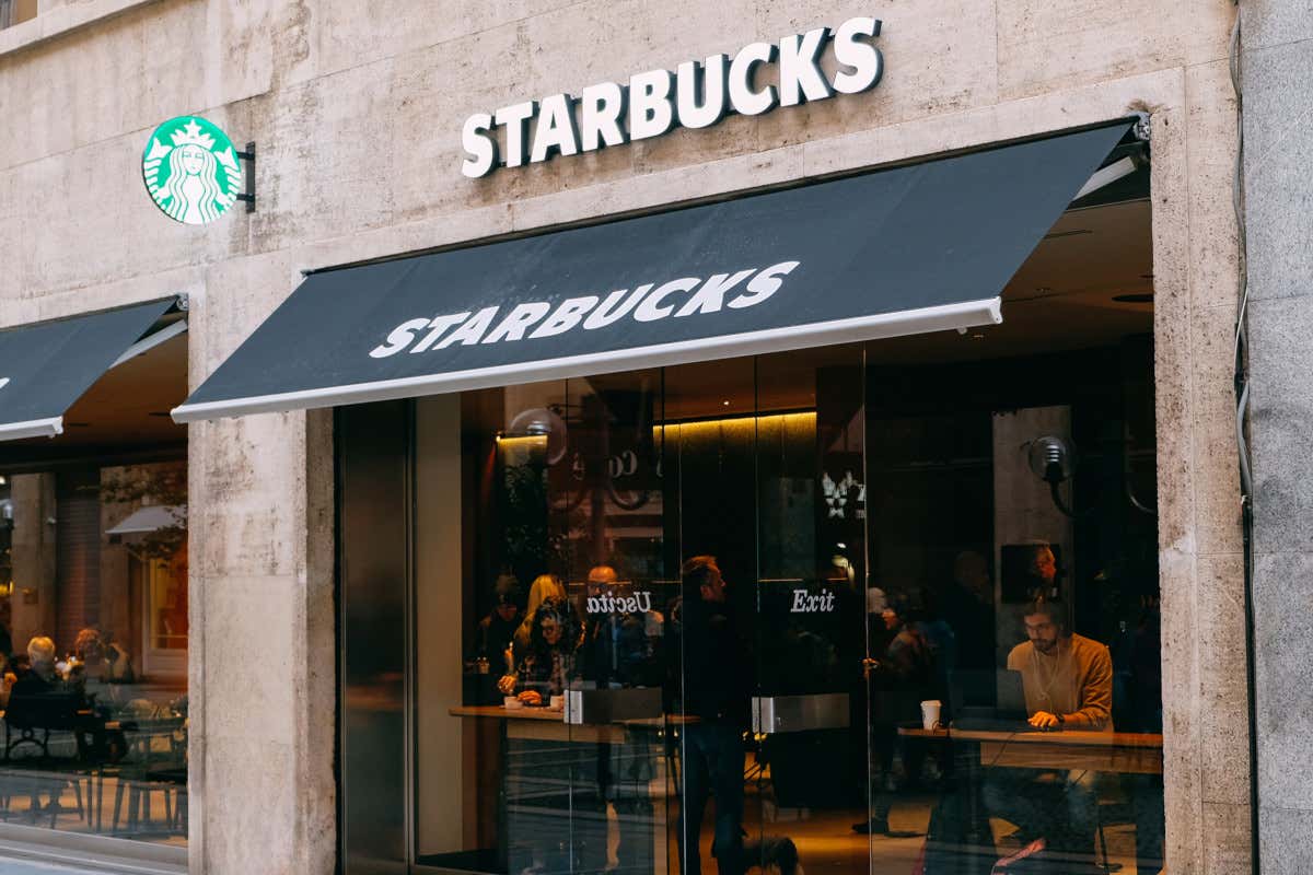 Starbucks dopo aver puntato su un tipo di servizio "fast" sembra tornare a un approccio più italiano