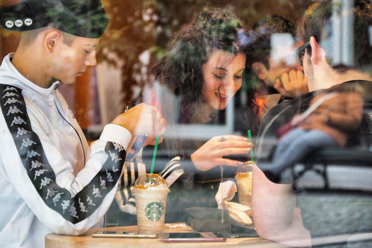 Starbucks cerca un equilibrio tra digitale, permanenza e relazione umana nei locali