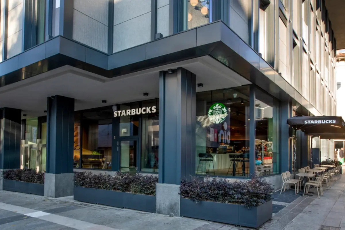L'esterno del punto vendita Starbucks di Bergamo 