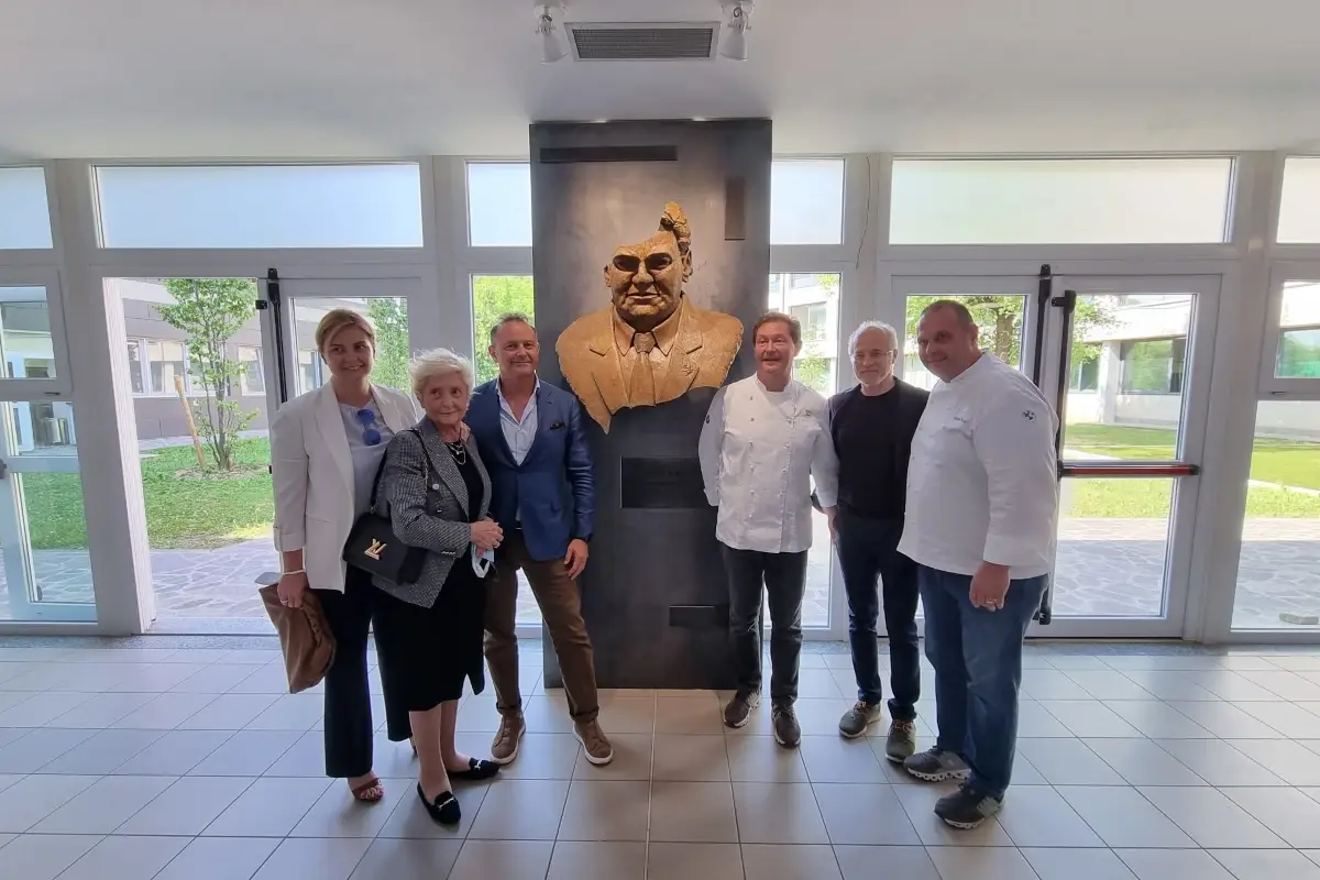 La famiglia Cerea con la statua di Vittorio&nbsp; Il ricordo di Vittorio Cerea diventa eterno in una statua