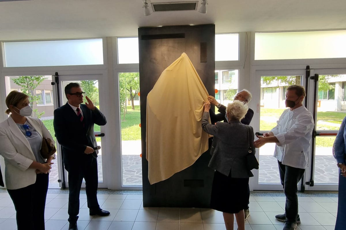 Il momento dell'inaugurazione  Il ricordo di Vittorio Cerea diventa eterno in una statua