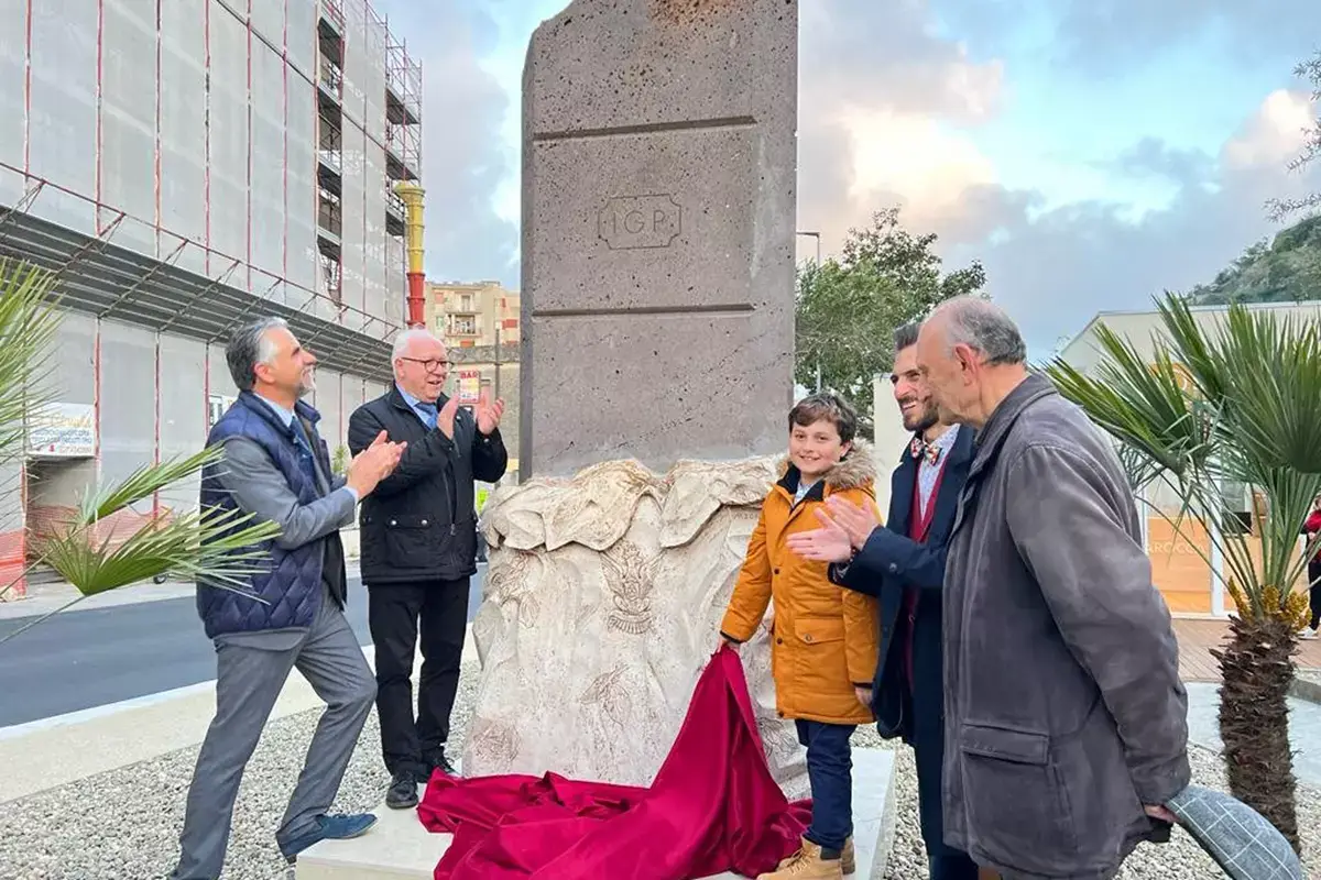 La scultura &egrave; stata realizzata dal Maestro Rinaldo Armenia. Foto: Facebook Una barretta di&hellip; pietra: ecco la scultura per il Cioccolato di Modica Igp