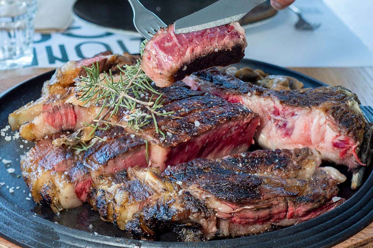 Prossima fermata: Stazione Lago! Tappa a Piana degli Albanesi tra pizza e carne