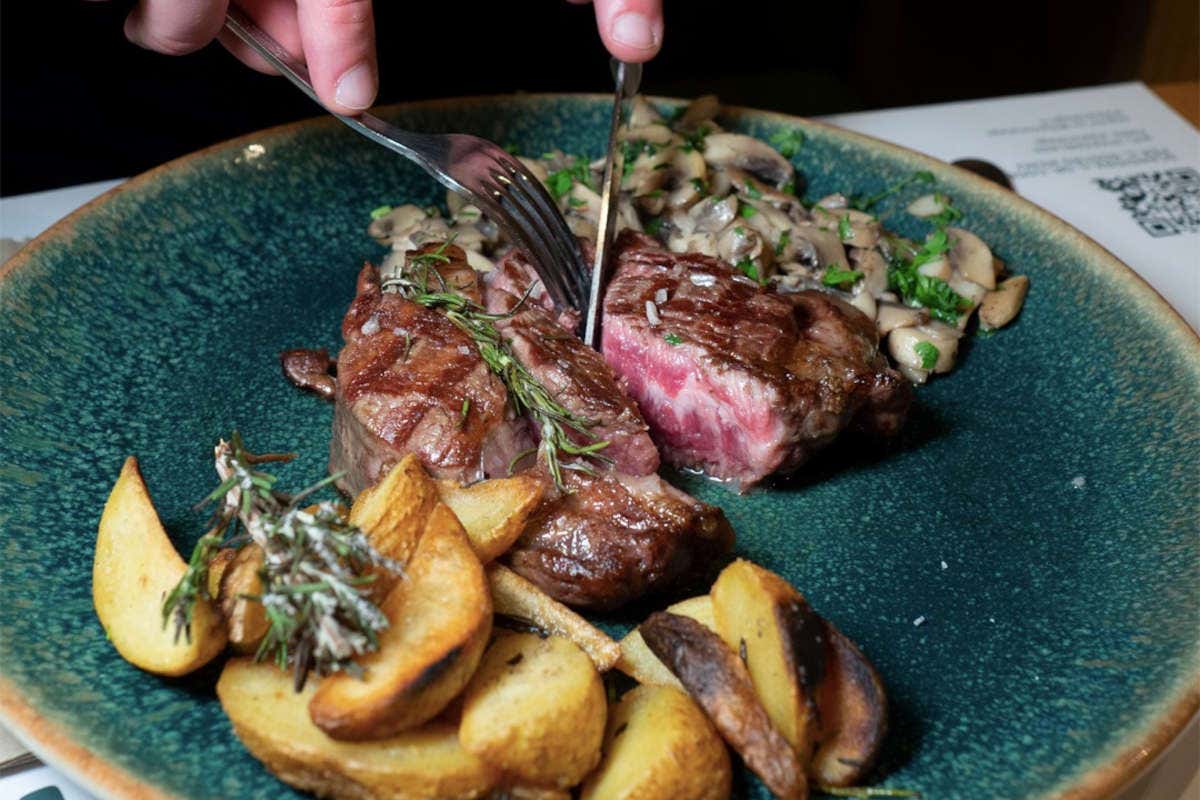 Prossima fermata: Stazione Lago! Tappa a Piana degli Albanesi tra pizza e carne