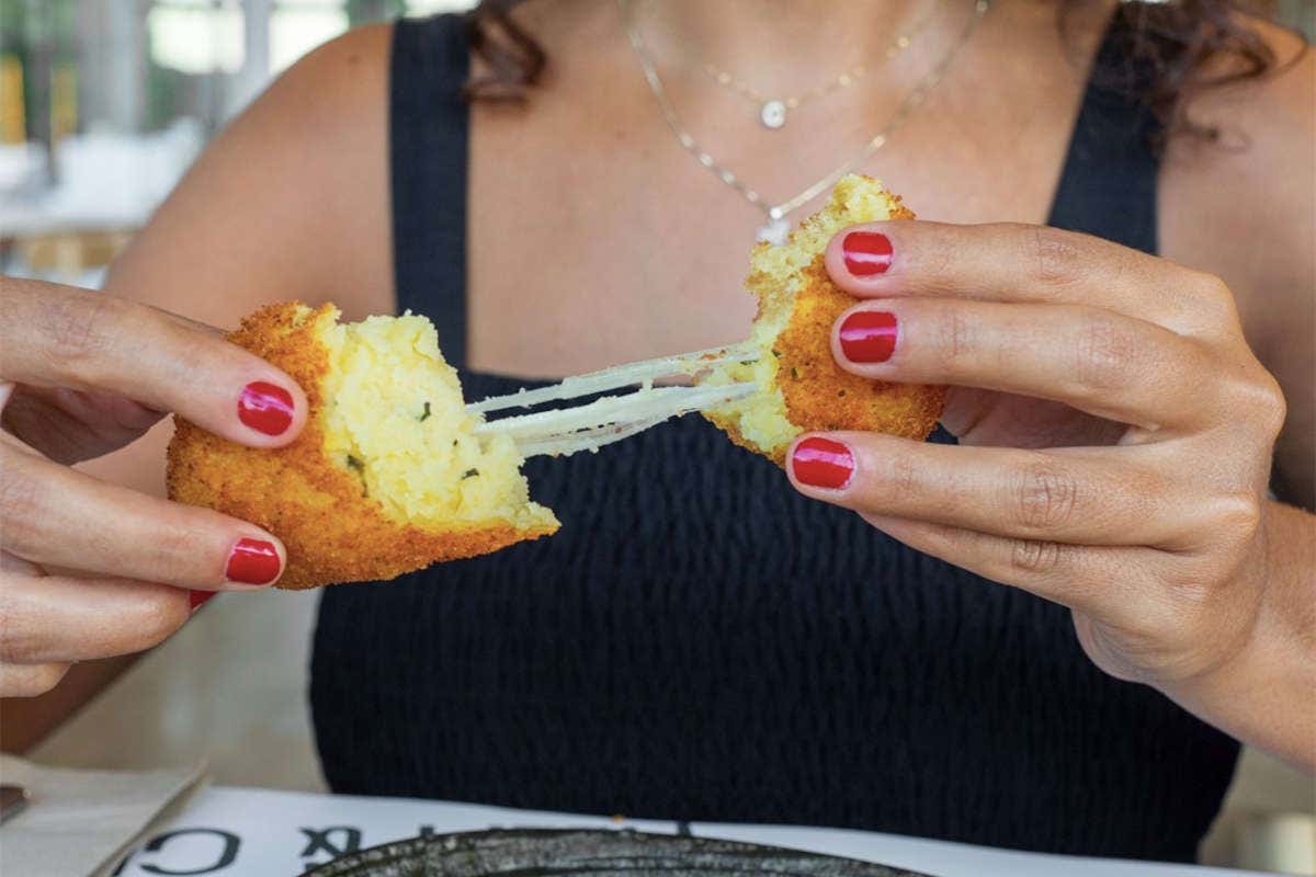 Prossima fermata: Stazione Lago! Tappa a Piana degli Albanesi tra pizza e carne