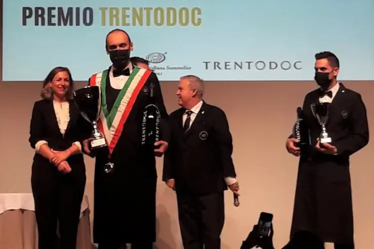 La premiazione di Stefano Berzi Il bergamasco&nbsp; Stefano Berzi &egrave; il miglior sommelier Ais d&rsquo;Italia