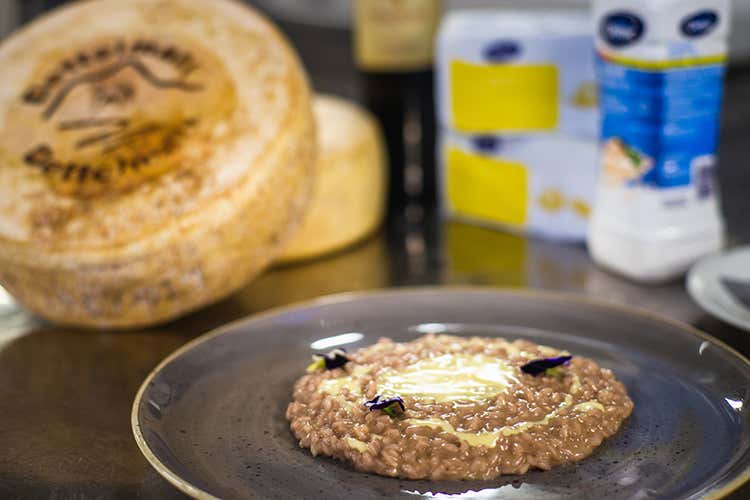 Risotto sfumato al Pomorosso Nizza Docg 2016 servito con fonduta al bettelmatt dell’Alpe di Toggia Risotto sfumato al Pomorosso Nizza Docg 2016 servito con fonduta al bettelmatt dell’Alpe di Toggia