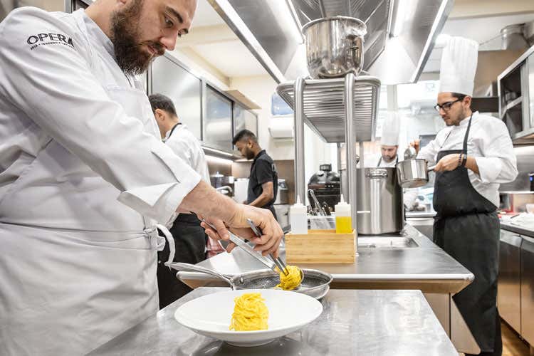 Stefano Sforza al lavoro (Via l’anguilla e il foie gras La svolta di Stefano Sforza)