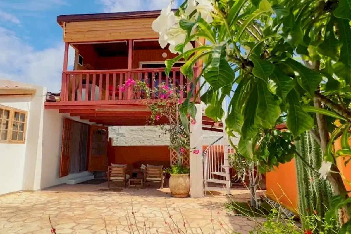 una veduta esterna del resort ad Aruba di Stefano Milioni Stefano Milioni firma storica del vino: “Non si perda il legame col territorio”