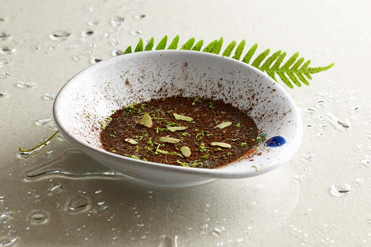 (La stella di Aqua Crua oscilla tra gusto e provocazione)