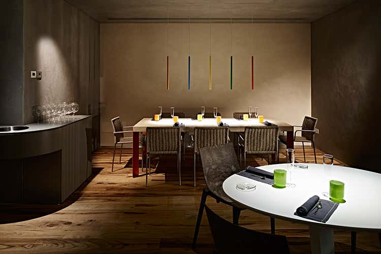 (La stella di Aqua Crua oscilla tra gusto e provocazione)